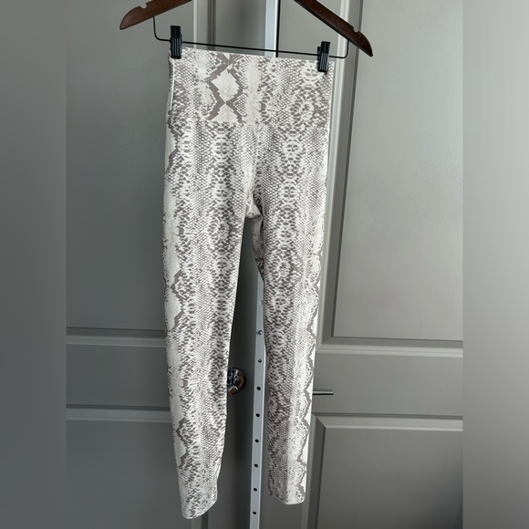 BEACH RIOT Ayla Leggings in taupe snake size small S - Picture 6 of 7
